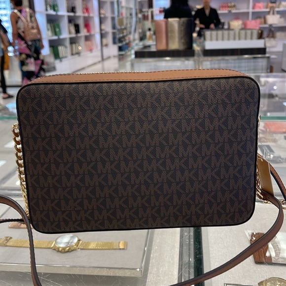 MICHAEL KORS
Jet Set Large East West Zip Printed Logo Crossbody Bag
Brown 
NWT - Picture 11 of 16